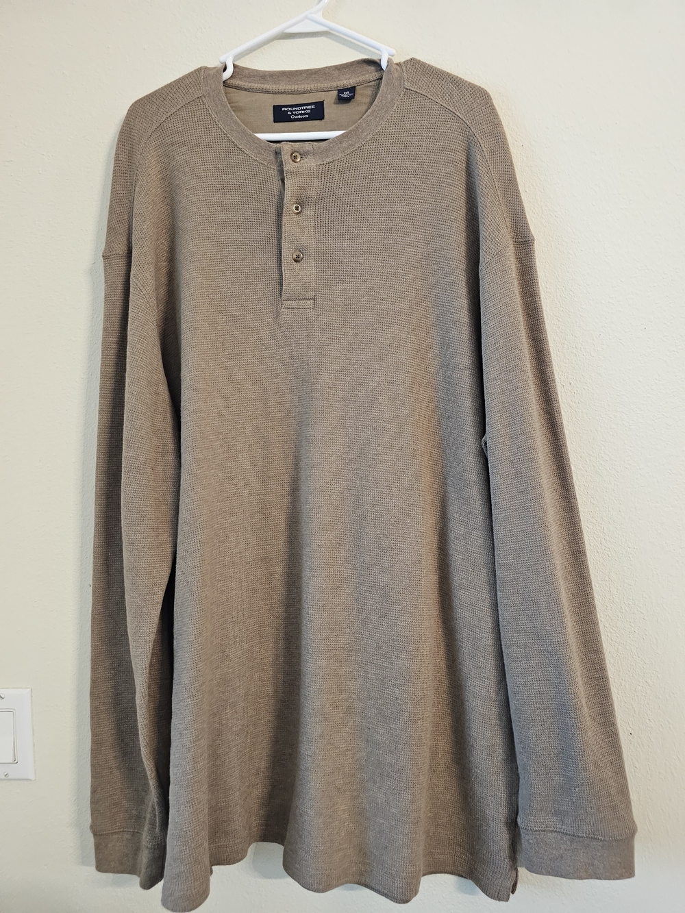 Roundtree & Yorke Long-Sleeve Henley in Taupe